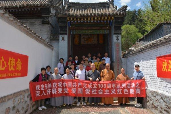 男孩腿被自行车卡住 消防紧急救援助脱险